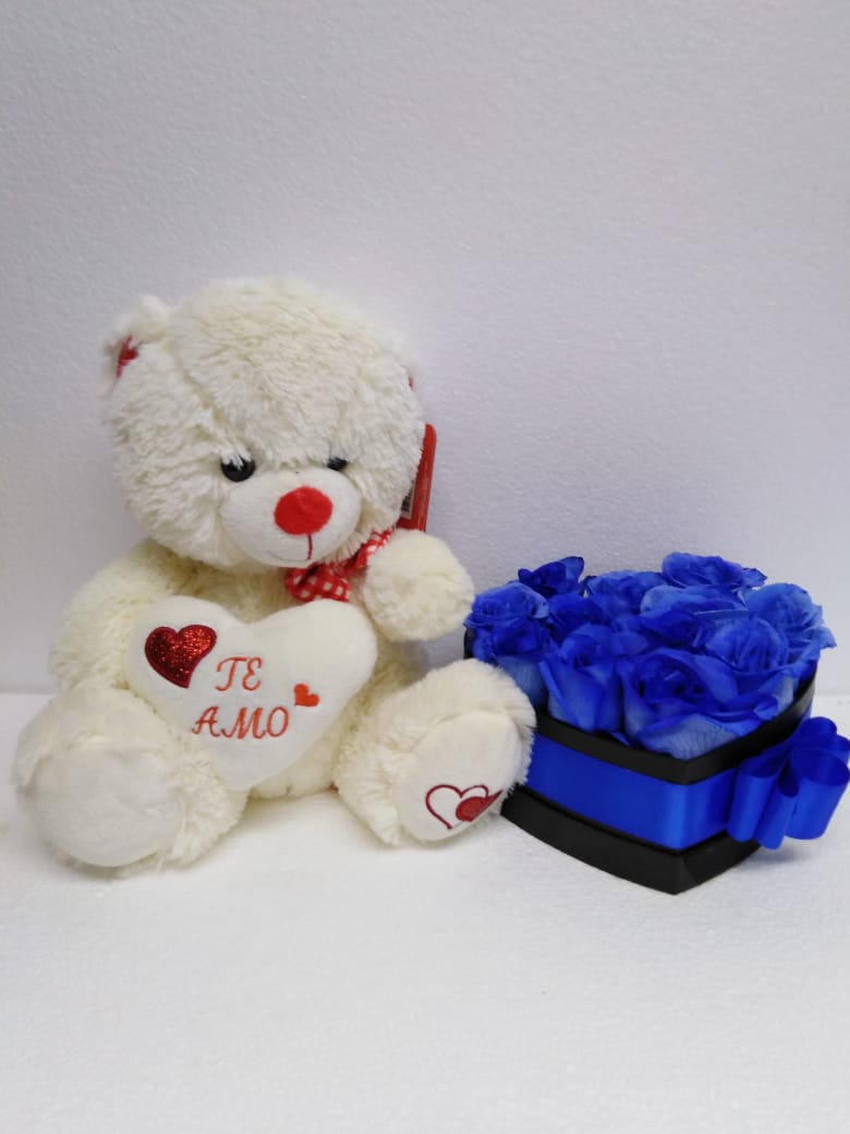 12 Rosas Azules en Caja Corazn mas Peluche con Corazn de 30 cm 